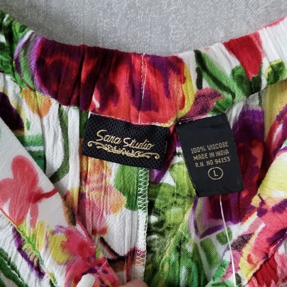 NWT Sara Studio Floral Shorts - Picture 4 of 6